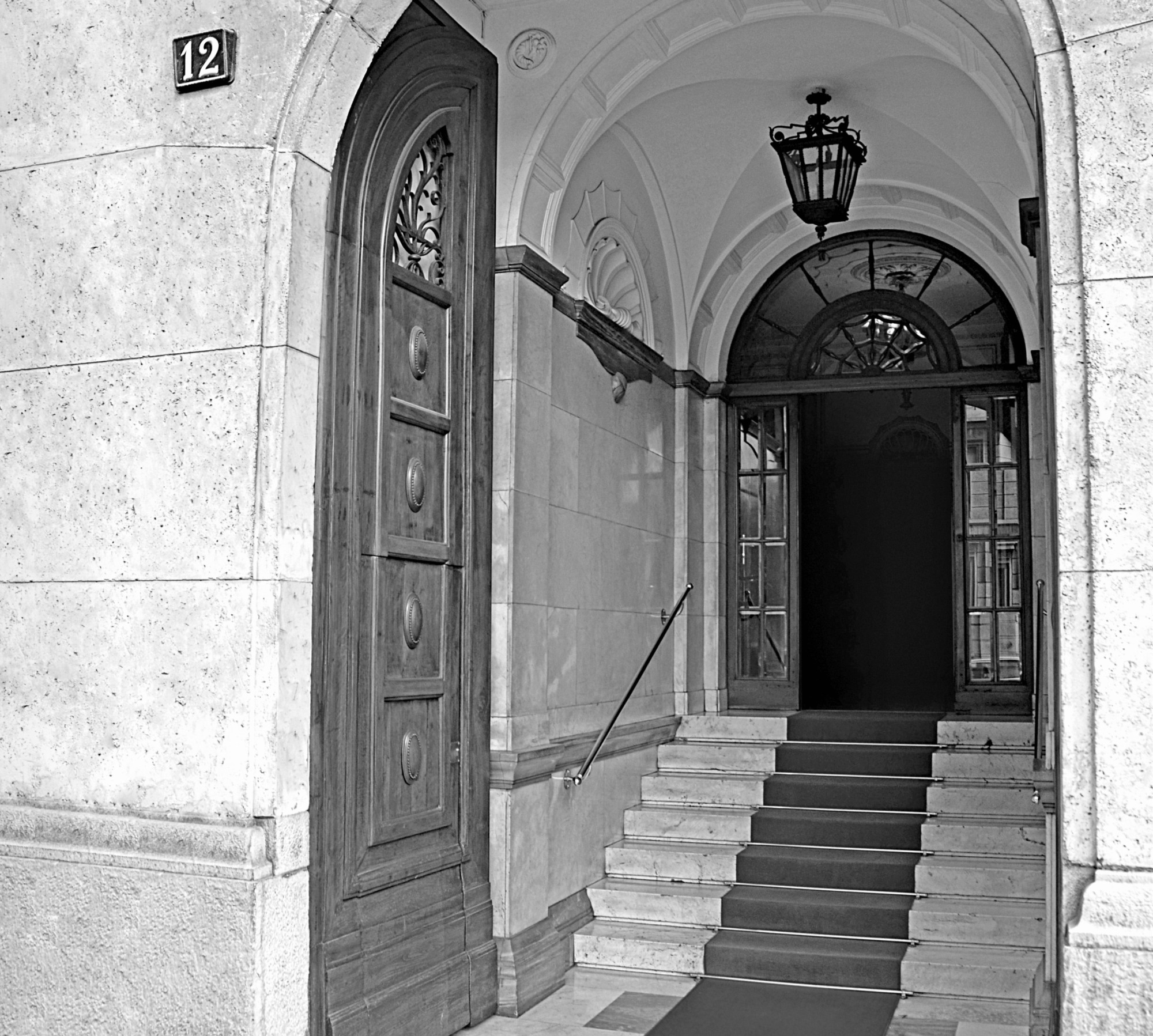 Ingresso dello storico palazzo al civico 12, sede dell’agenzia di hostess e steward di Milano