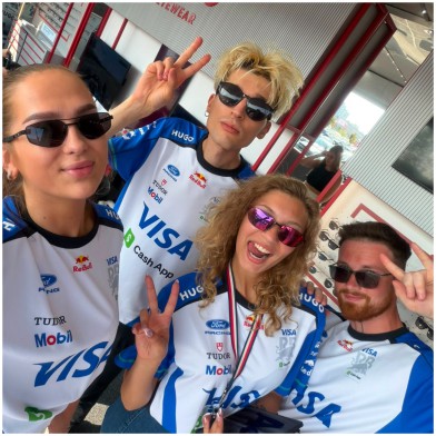 Hostess al lavoro durante un evento aziendale a Milano