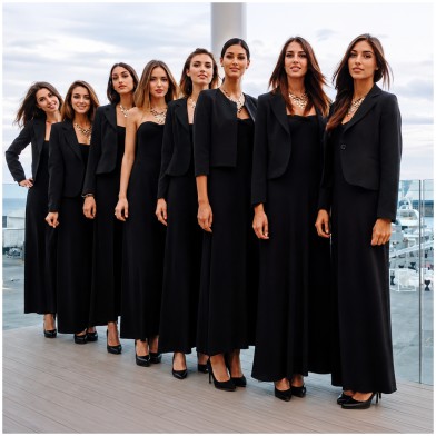Promo model che rappresenta un brand internazionale a una fiera di Milano