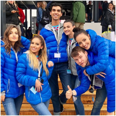 Brand ambassador in contatto con il pubblico durante una brand activation a Milano