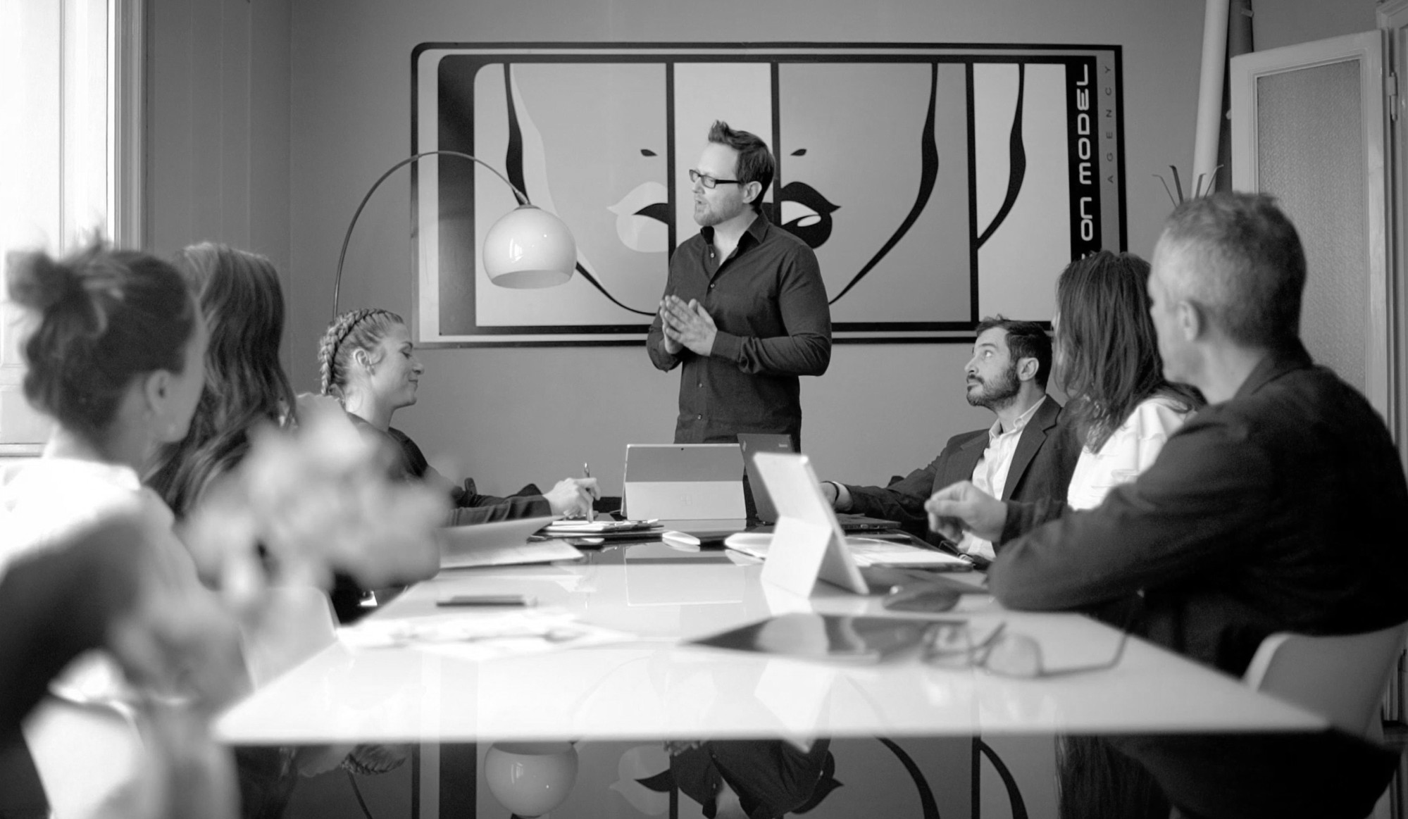 Riunione del team di Eye On Model nella sala meeting della sede di Milano