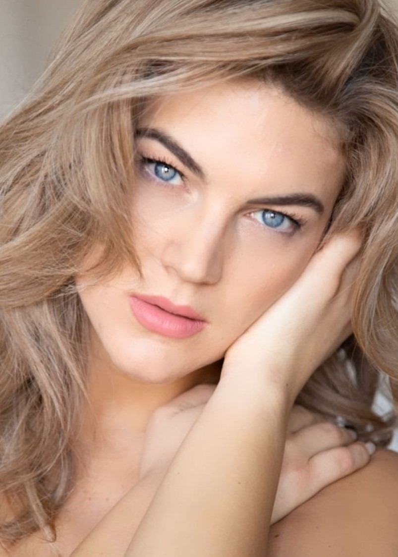 LAURA, hostess e promoter per fiere ed eventi a Milano